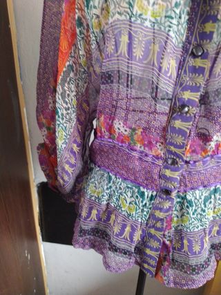 Blusa de seda morada con estampado