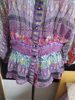 Blusa de seda morada con estampado