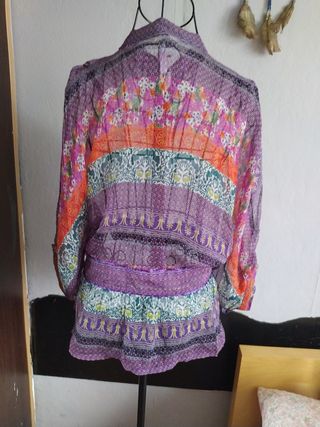 Blusa de seda morada con estampado