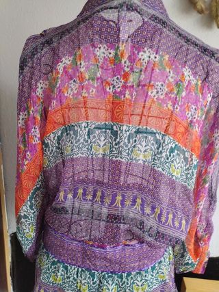 Blusa de seda morada con estampado