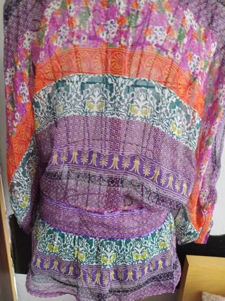 Blusa de seda morada con estampado
