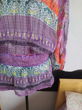 Blusa de seda morada con estampado