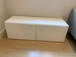 Mueble bajo blanco Ikea con almacenaje