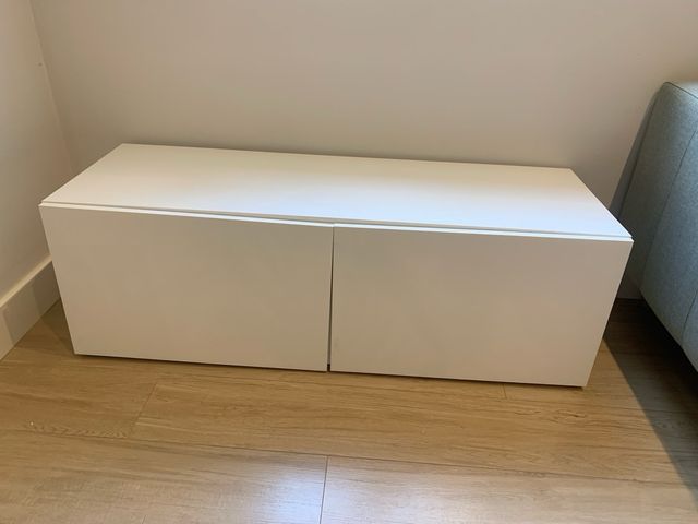 Mueble bajo blanco Ikea con almacenaje