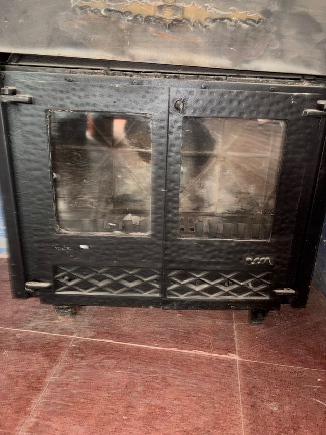 Estufa de leña negra con detalles
