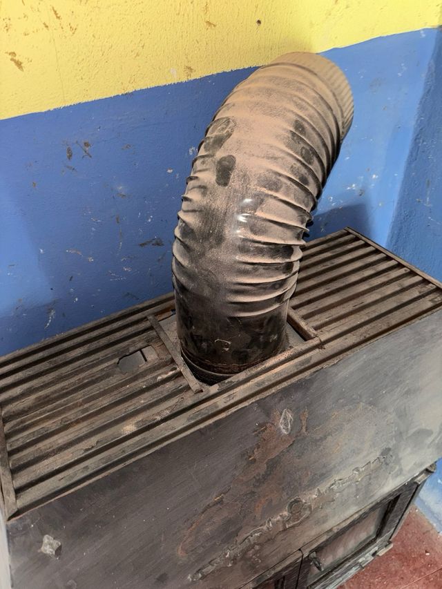 Estufa de leña negra con detalles