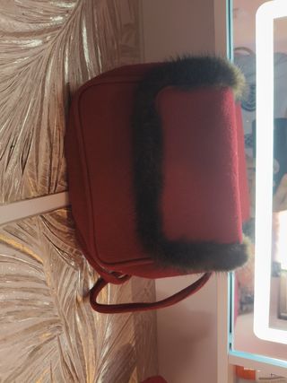 Bolso rojo con ribete de pelo