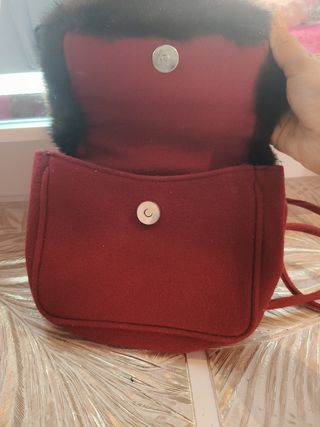 Bolso rojo con ribete de pelo