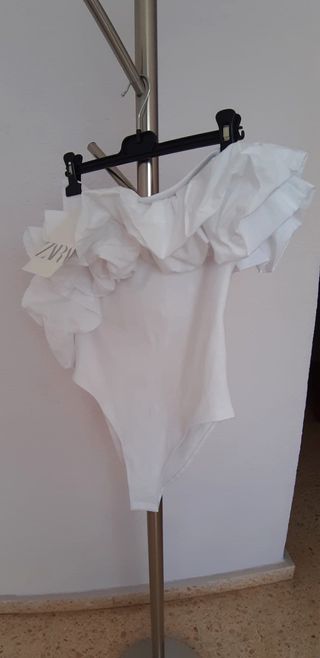 Body blanco con volantes. ZARA. Nuevo sin estrenar