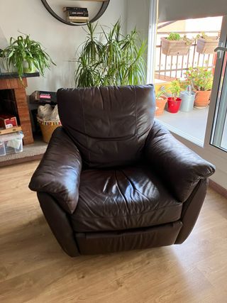 Sillón reclinable Ikea de piel marrón.