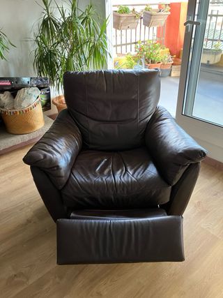 Sillón reclinable Ikea de piel marrón.