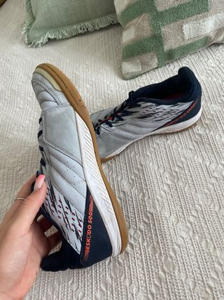 Zapatillas deportivas grises y multicolor