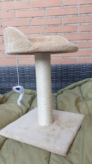 Rascador para gatos con ratón colgante