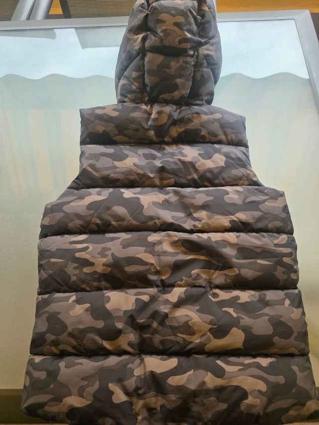 Chaleco acolchado camuflaje con capucha