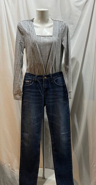 Completo donna: body grigio e jeans blu