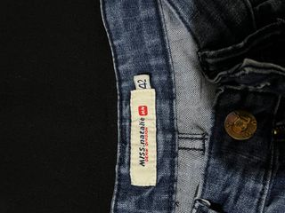 Completo donna: body grigio e jeans blu