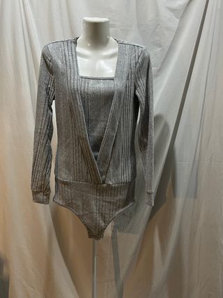 Completo donna: body grigio e jeans blu