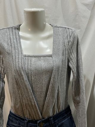 Completo donna: body grigio e jeans blu