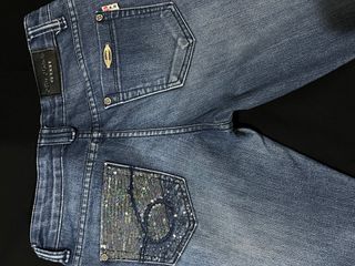 Completo donna: body grigio e jeans blu