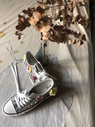 Zapatillas modelo converse bordadas a mano