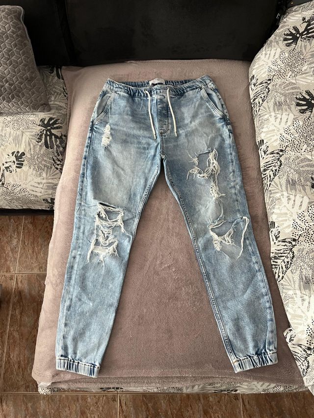 Pantalón vaquero Bershka Jogger lavado, con rotos.