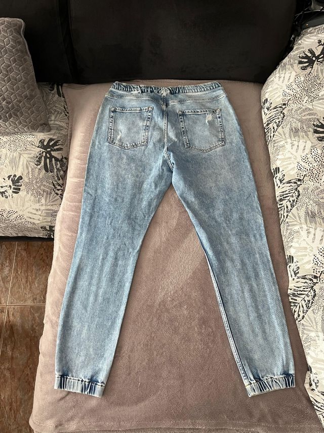 Pantalón vaquero Bershka Jogger lavado, con rotos.