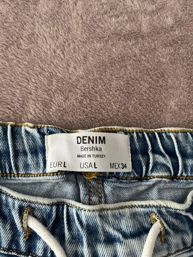 Pantalón vaquero Bershka Jogger lavado, con rotos.