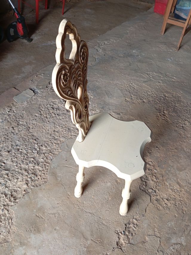 Silla antigua de madera beige