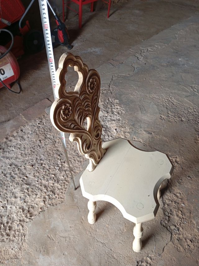 Silla antigua de madera beige