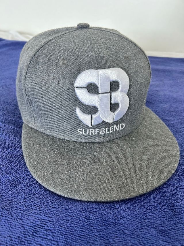 Gorra SURFBLEND Gris y Blanca