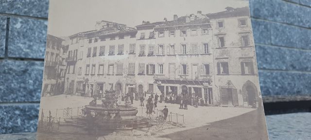 Antica fotografia piazza con fontana