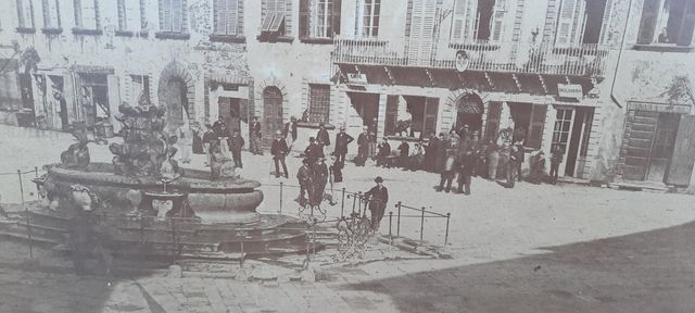 Antica fotografia piazza con fontana