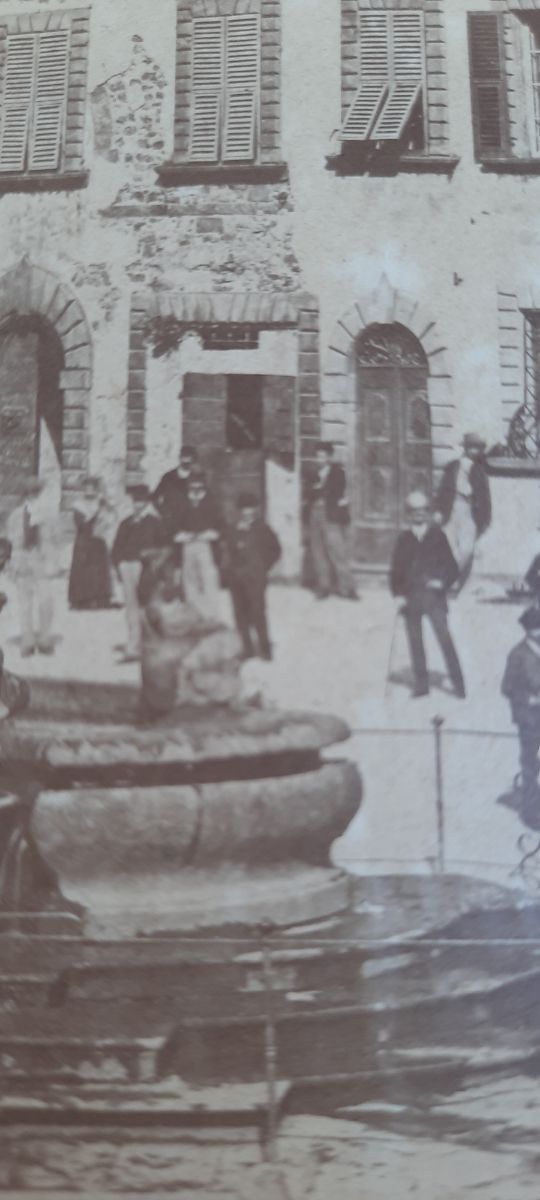 Antica fotografia piazza con fontana