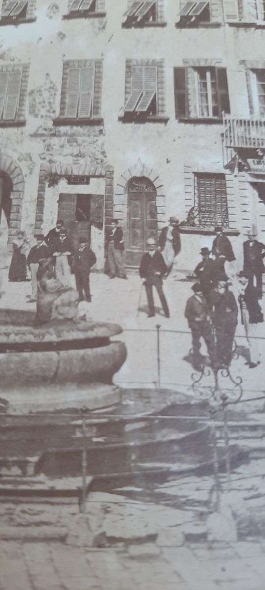Antica fotografia piazza con fontana