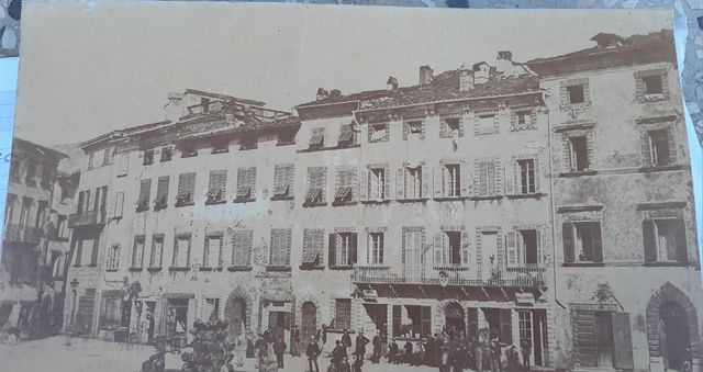 Antica fotografia piazza con fontana