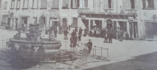 Antica fotografia piazza con fontana