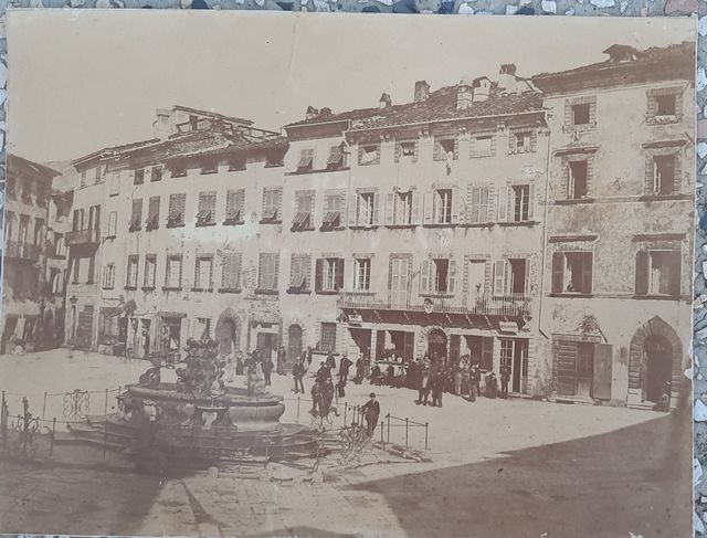 Antica fotografia piazza con fontana