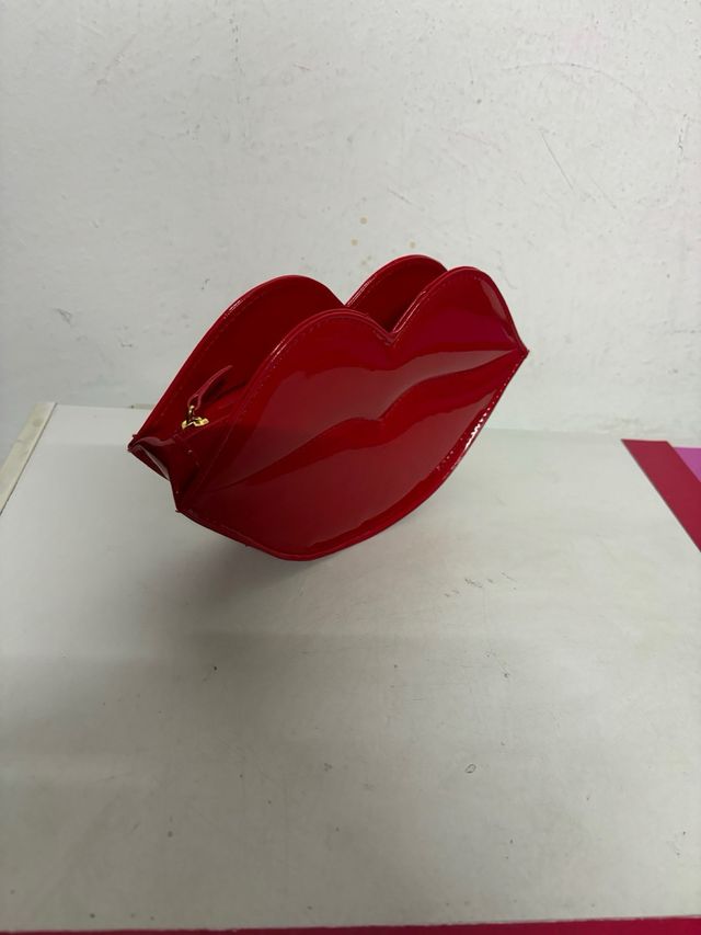Bolso Moschino labios rojo