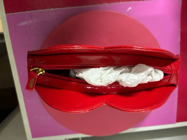 Bolso Moschino labios rojo