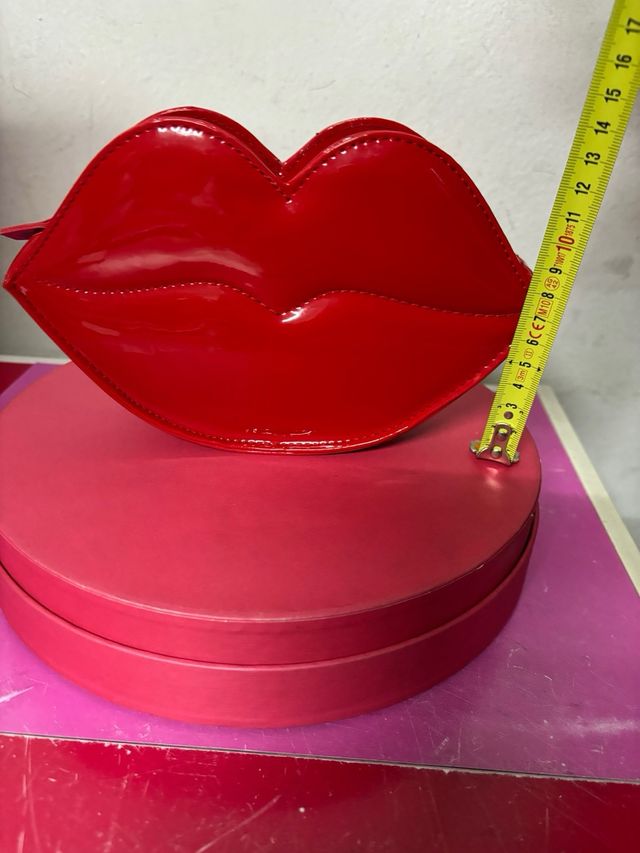 Bolso Moschino labios rojo