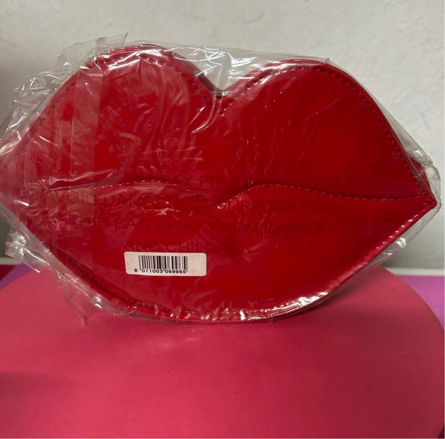 Bolso Moschino labios rojo