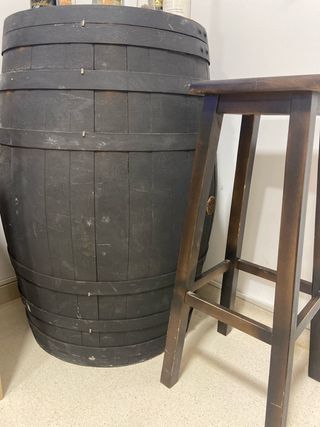 Barrica de vino con banqueta