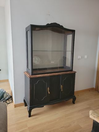 Vitrina de madera y cristal