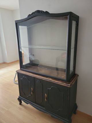 Vitrina de madera y cristal