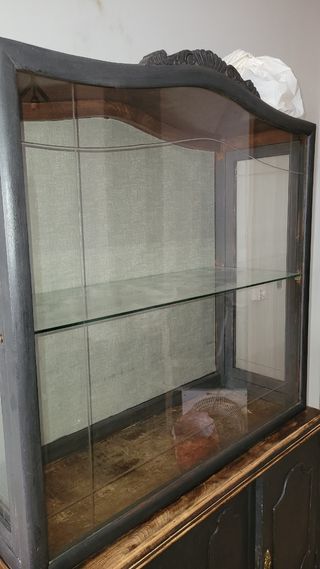 Vitrina de madera y cristal