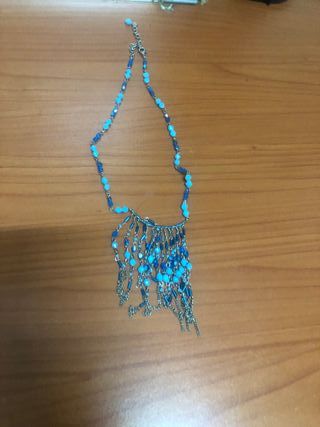 Colgante de cuentas azules y plateadas