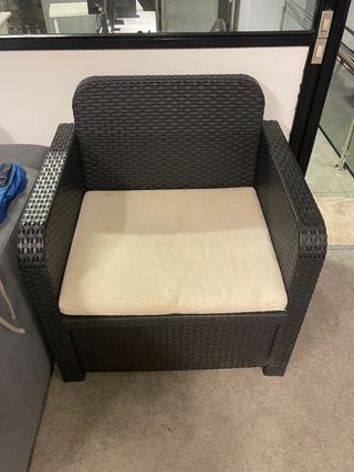 Silla de exterior negra de plástico tejido