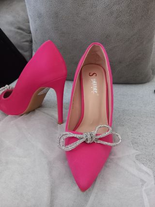Zapatos de tacón rosa con lazo de pedrería