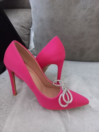 Zapatos de tacón rosa con lazo de pedrería