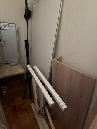 Escritorio blanco de madera y metal